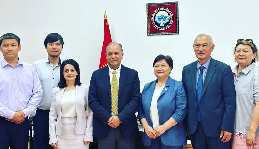Reunión entre los líderes de la Sociedad de Hemofilia de Kirguistán y César Garrido, presidente de la FMH, y el jefe del Departamento de Farmacia de Kirguistán